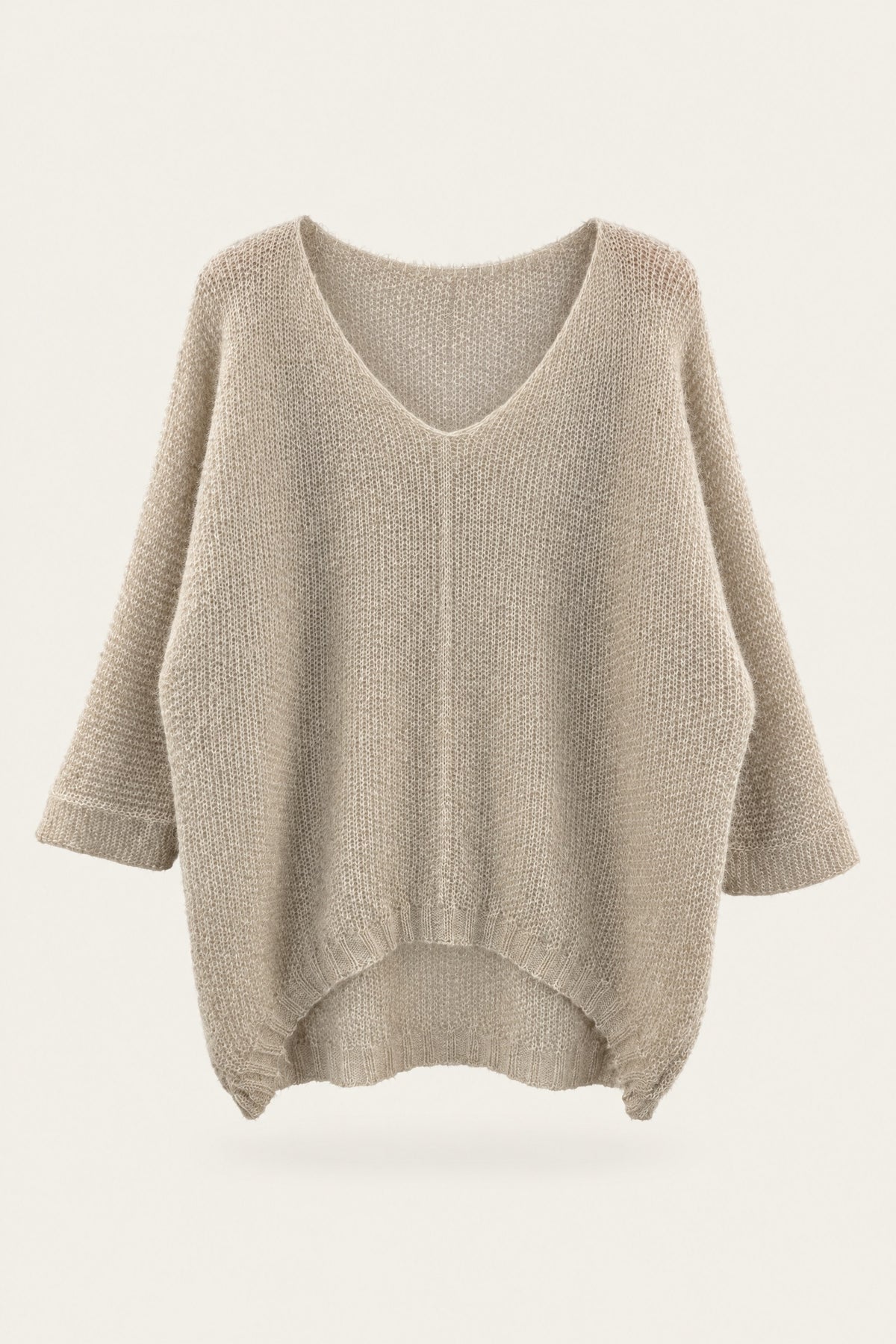 Pull oversize en maille col V – Beige – vue de face – EMORA