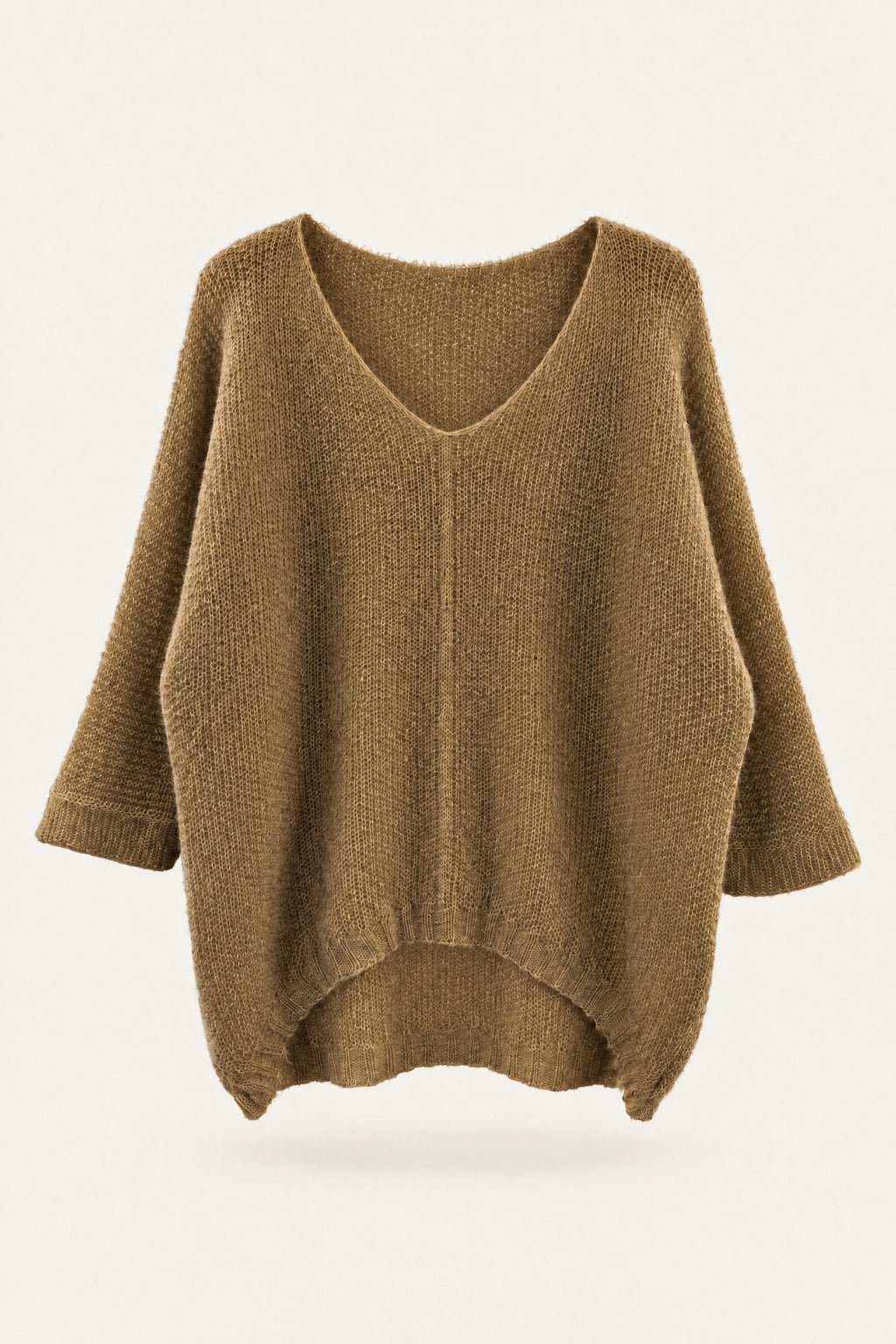 Pull oversize en maille col V – Camel – vue de face – EMORA