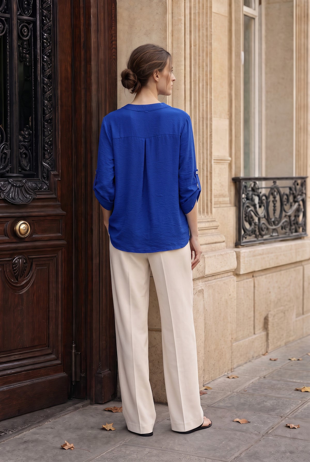 Blouse fluide col V à manches retroussables – Bleu roi – EMORA