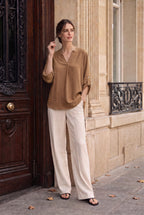 Blouse fluide col V à manches retroussables – Camel – EMORA