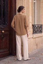 Blouse fluide col V à manches retroussables – Camel – EMORA