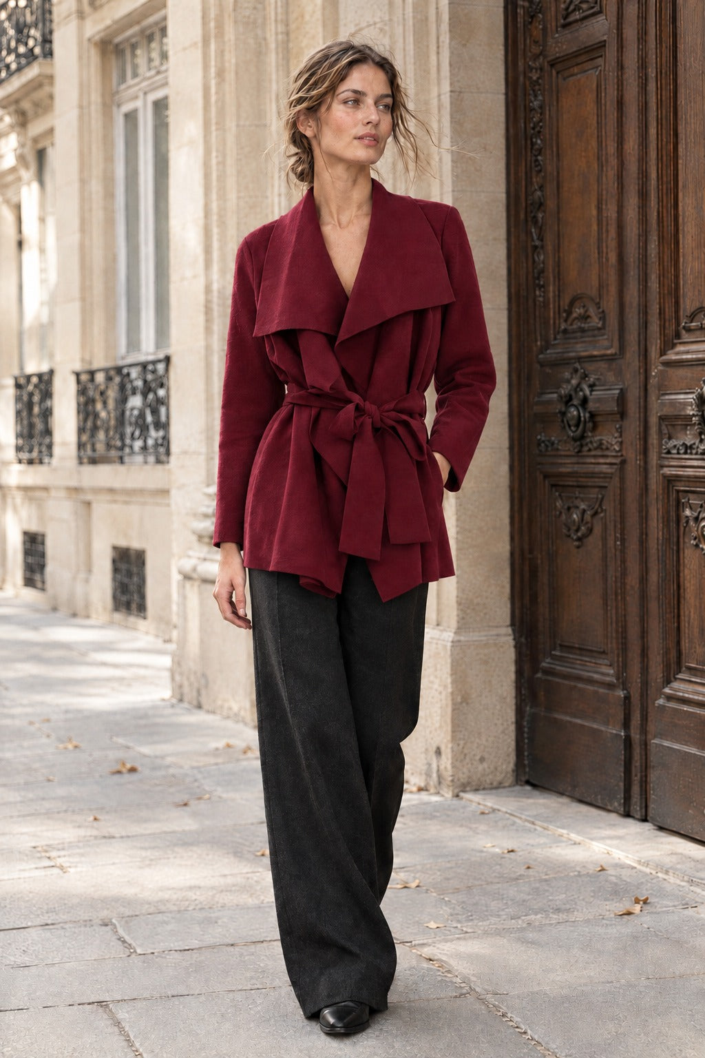 Manteau court ceinturé à col cascade